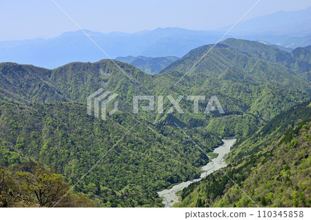 從丹澤山脈的丹澤山看到的鮮綠的鍋割和扁柏山的山脊 110345858