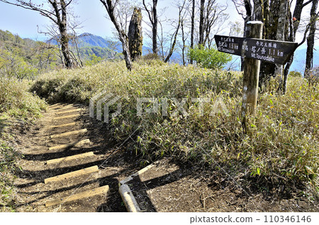 新綠的丹澤山、丹澤本線、日高峰 110346146