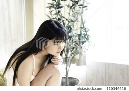 獨居的年輕女子 內衣 110346616