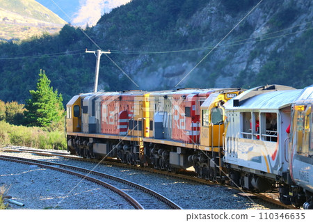 紐西蘭高山觀光列車車窗外的景色：柴油機車牽引 110346635