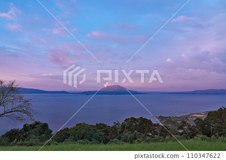 [從國分高科技展望台眺望櫻島（黎明）] 鹿兒島縣霧島市國分上野原科技公園 110347622