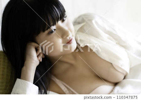 Young woman lying down in lingerie 110347875