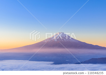 富士山_雲海日出的壯麗景色【新年賀卡素材】 110348235