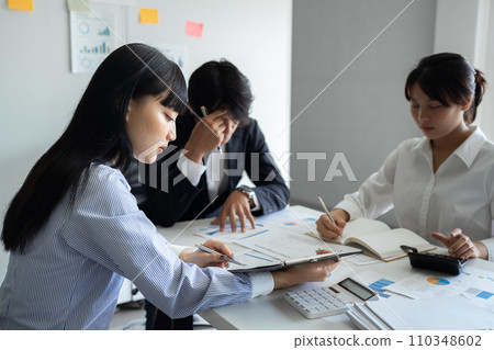 analyst team is doing teamwork and brainstorming about new strategy project at the meeting room. 110348602