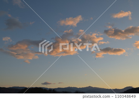 日出時雲朵漂浮在藍天上 110348649