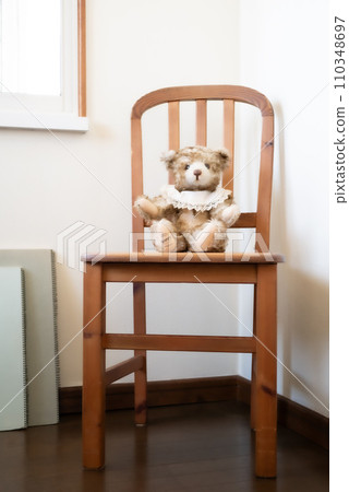 泰迪熊放在椅子上的場景[內圖] 110348697