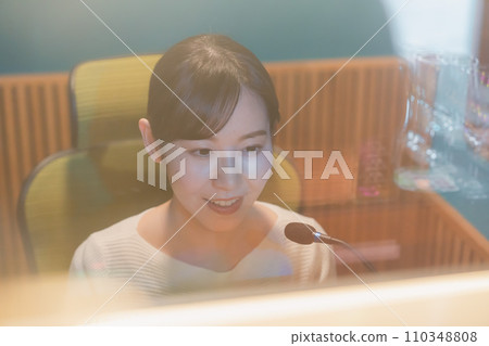 女播音員在廣播節目中發言 女播音員在廣播節目中發言 110348808