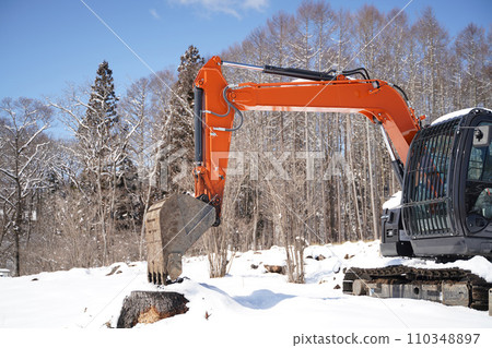 雪地裡的挖土機 雪地裡的挖土機 110348897