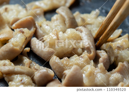 用平底鍋煎炸內臟（牛內臟/牛小腸）的烹調場景。 110349320