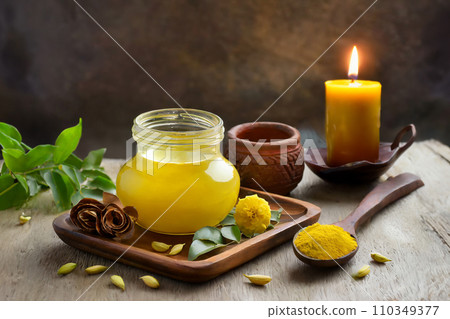 木桌上的罐子裡的酥油和蠟燭（AI 生成的圖像） 110349377
