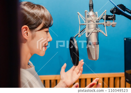 錄製歌曲的年輕女子 錄製歌曲的年輕女子 110349523