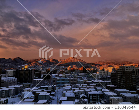 2024 年 1 月 8 日日出時的札幌市景 110349544
