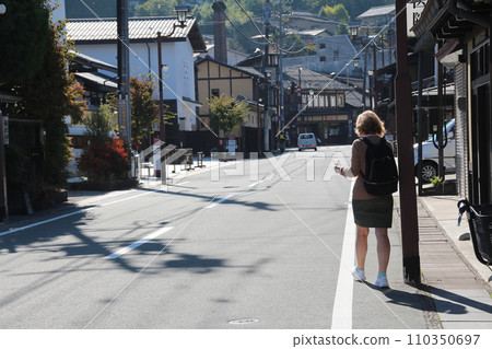 Hida Takayama tourist spot old townscape and foreign tourists 110350697