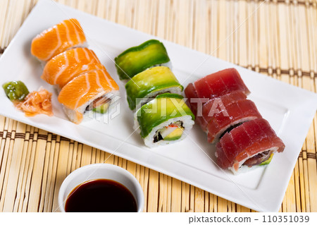 Set of urumaki rolls with salmon, tuna, avocado and crab Set of urumaki rolls with salmon, tuna, avocado and crab 110351039