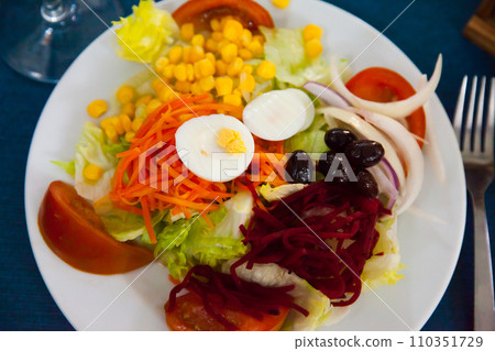 Mixed salad with eggs, fresh vegetables and boiled beet 110351729