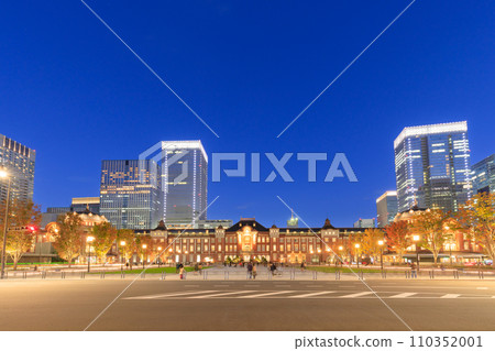 Tokyo Station _ Marunouchi Station Building Night view Tokyo Station _ Marunouchi Station Building Night view 110352001