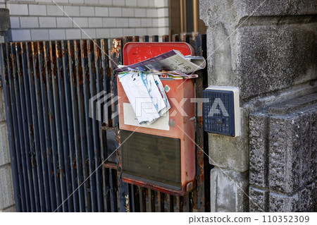 一個未使用的郵箱,用於張貼傳單 一個未使用的郵箱,用於張貼傳單 110352309
