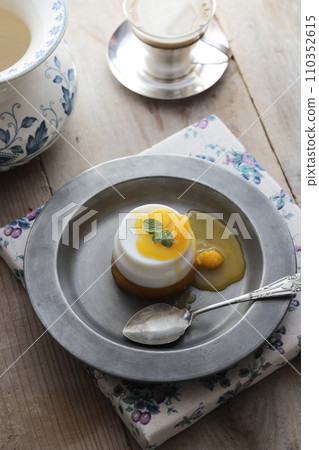 panna cotta with orange sauce 110352615