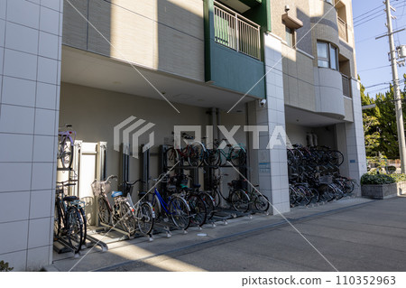 公寓大樓的兩層或滑動式自行車停車場 110352963