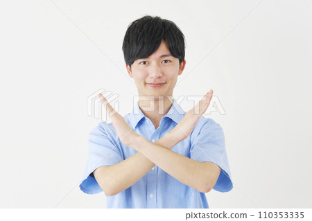 一個男人用手臂做標記，白色背景 110353335