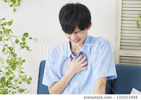 在家患有胸痛的男人 110353408
