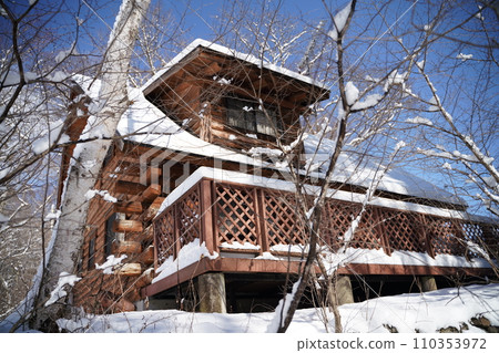 藍天白雲，雪中小屋 110353972