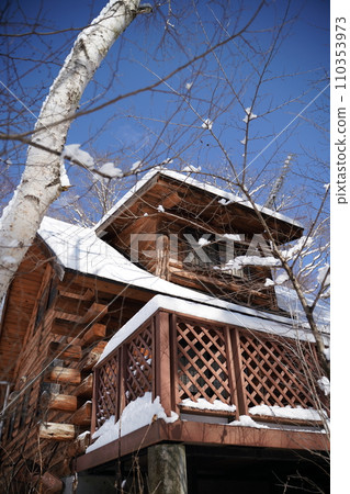 藍天白雲，雪中小屋 110353973