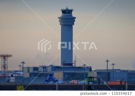 Image of passenger plane takeoff and landing (control tower) Image of passenger plane takeoff and landing (control tower) 110354017