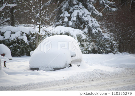 Cars thickly covered in a thick coating of snow Cars thickly covered in a thick coating of snow 110355279
