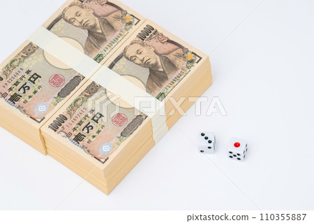 用 10,000 日元紙幣和骰子賭博的圖像 用 10,000 日元紙幣和骰子賭博的圖像 110355887