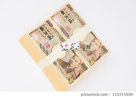 用 10,000 日元紙幣和骰子賭博的圖像 用 10,000 日元紙幣和骰子賭博的圖像 110355890