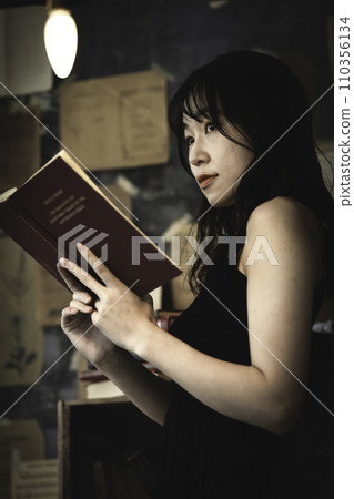 在別緻的房間裡讀書的年輕女子 110356134