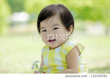 使用在一個新鮮的綠色公園的女孩 110356592