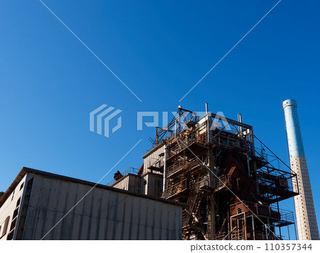 The former Ikejima thermal power station stands out against the blue sky 110357344