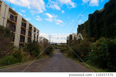 Closed Complex 110357370