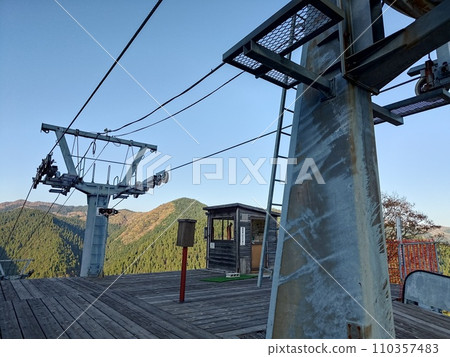Photo of a lift on a ski slope with a warm winter and no snow 110357483
