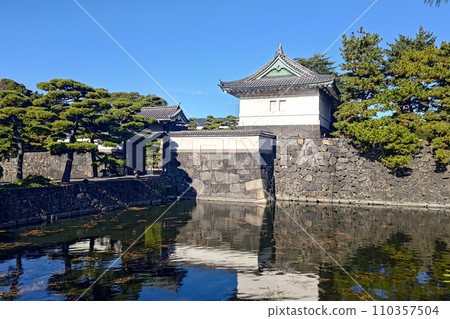 The moat of the Imperial Palace and Tatsumi Yagura reflected in the inner moat The moat of the Imperial Palace and Tatsumi Yagura reflected in the inner moat 110357504