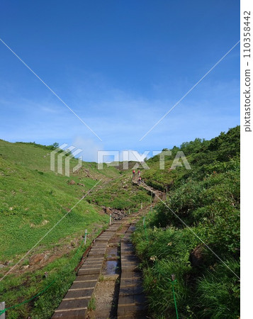≪Smartphone shooting≫ Mt. Karamatsudake mountain trail in the morning and clear blue sky. Location: Nagano Prefecture 110358442