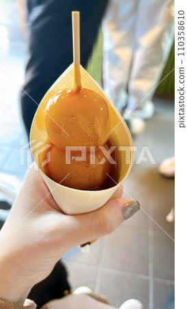 Delicious Mitarashi dumplings 110358610