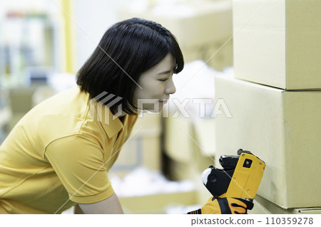 在配送中心工作的女性員工 在配送中心工作的女性員工 110359278