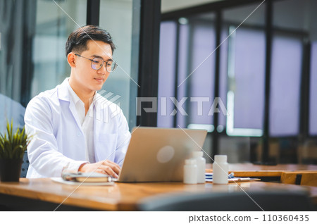 Doctors are giving advice to patients via online video, informing them of physical examination results and suggesting treatment and health care. 110360435