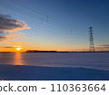 雪景、清晨的陽光、高聳的鋼塔 110363664