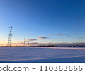 雪景和日出中高聳的鋼塔 110363666
