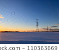 雪景和日出中高聳的鋼塔 110363669