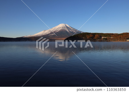 清晨,倒映在山中湖的富士和木嵐 清晨,倒映在山中湖的富士和木嵐 110363850