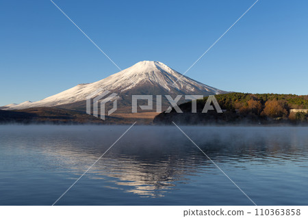 Upside-down Fuji and Kiarashi reflected in Lake Yamanaka in the early morning 110363858