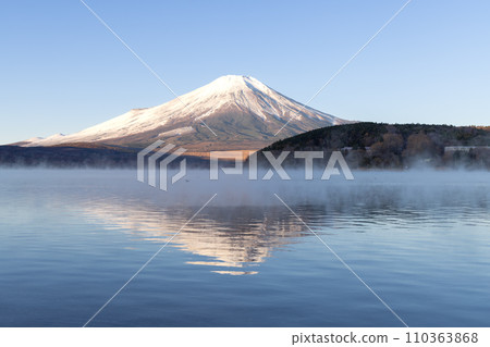 Upside-down Fuji and Kiarashi reflected in Lake Yamanaka in the early morning Upside-down Fuji and Kiarashi reflected in Lake Yamanaka in the early morning 110363868
