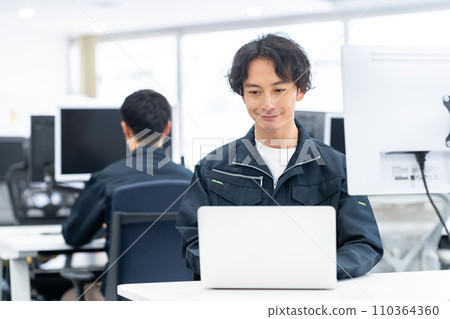 在辦公室工作的工程師 在辦公室工作的工程師 110364360