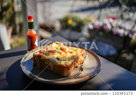 Pizza toast eaten on the terrace of a cafe Pizza toast eaten on the terrace of a cafe 110365173