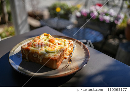 Pizza toast eaten on the terrace of a cafe Pizza toast eaten on the terrace of a cafe 110365177